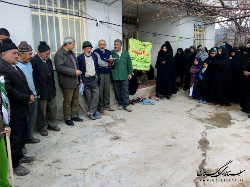 آیین نصب پرچم  در سر درب منازل خانواده  شهدای روستاهای گالیکش