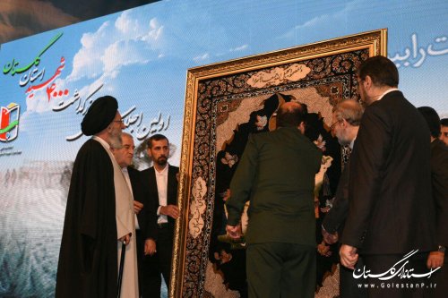 رونمایی از 117 عنوان کتاب زندگینامه شهدا و فرش نماد اجلاسیه اهدایی به رهبری