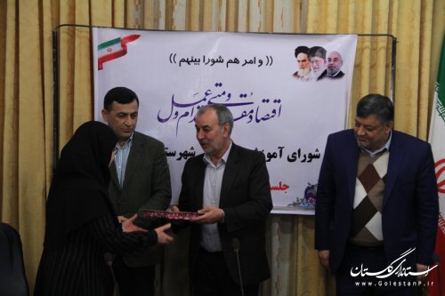 فرماندار گرگان از دانش آموزان برتر نانو شيمي و نانو زیست تجلیل کرد