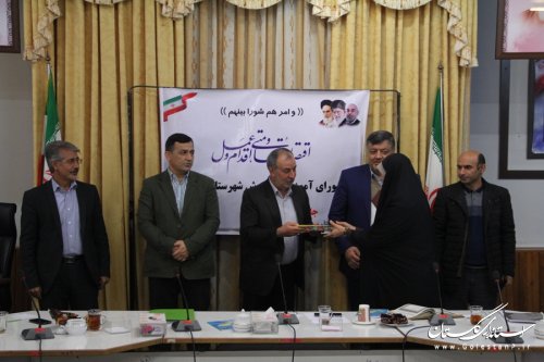 فرماندار گرگان از دانش آموزان برتر نانو شيمي و نانو زیست تجلیل کرد
