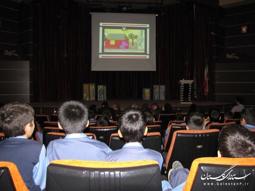 کودکان و نوجوانان گلستانی همگام با مرغک کانون فیلم های مورد علاقه خود را تماشا می کنند