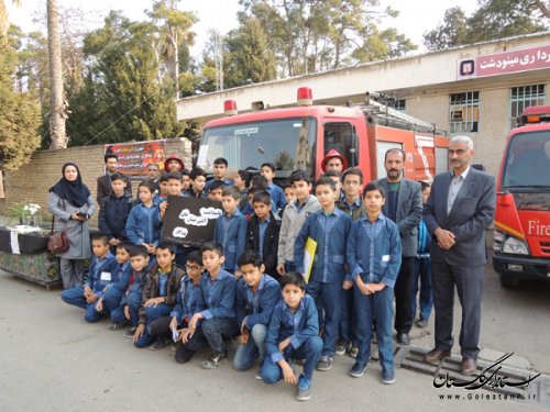 دانش آموزان دبستان شهید رضائی مینودشت با آتش نشانان ابراز همدردی کردند