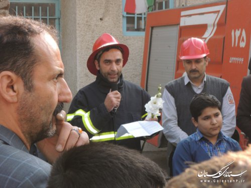 دانش آموزان دبستان شهید رضائی مینودشت با آتش نشانان ابراز همدردی کردند