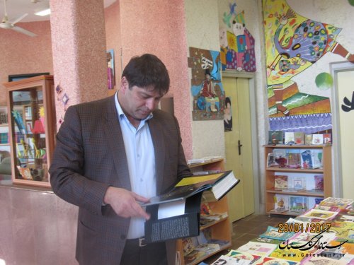 تجلیل فرماندار گمیشان از برگزیده شهرستان در جشنواره استانی رشته نقاشی کودک