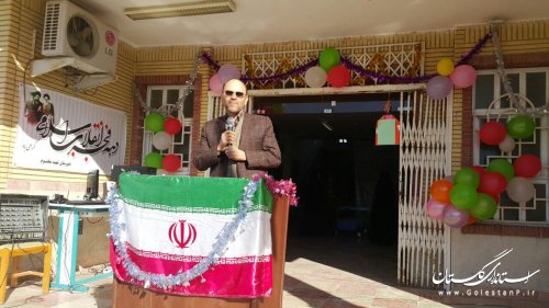 زنگ انقلاب در دبیرستان شهید مختوم بندر ترکمن به دست فرماندار نواخته شد