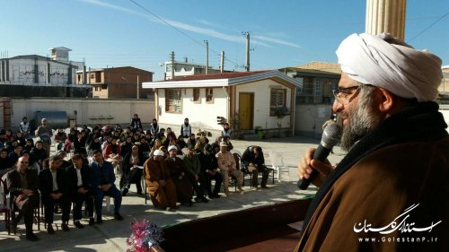 زنگ انقلاب در دبیرستان شهید مختوم بندر ترکمن به دست فرماندار نواخته شد