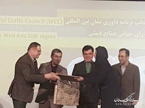 دریافت نشان بین المللی صنایع دستی از شورای جهانی صنایع دستی توسط هنرمند گلستانی
