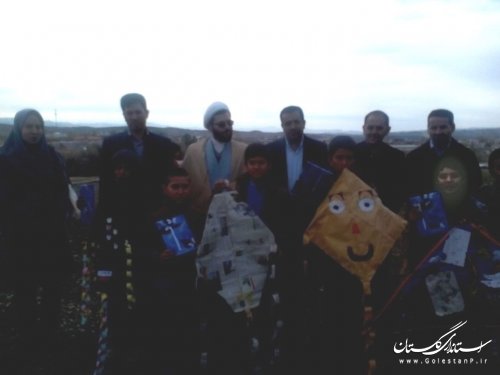 کودکان و نوجوانان شهرستان مراوه تپه هم زمان با پرواز بادبادک ها همسفر باد شدند