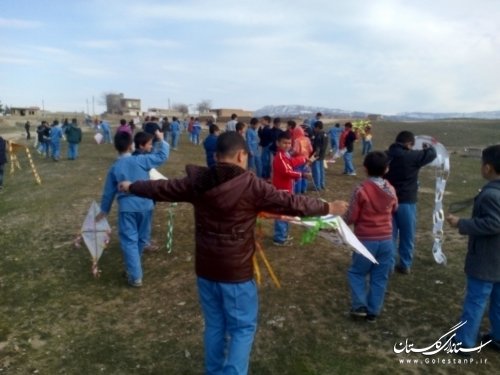 کودکان و نوجوانان شهرستان مراوه تپه هم زمان با پرواز بادبادک ها همسفر باد شدند