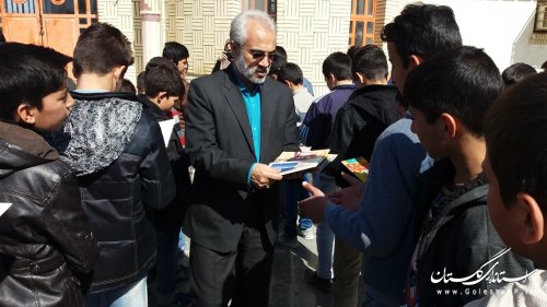 دانش آموزان مدارس حاشيه شهر از نعمت كتاب برخوردار شدند