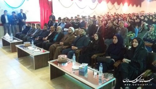 دانش آموزان مدارس حاشيه شهر از نعمت كتاب برخوردار شدند