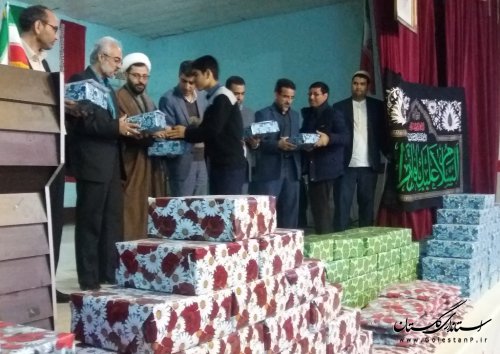 دانش آموزان مدارس حاشيه شهر از نعمت كتاب برخوردار شدند