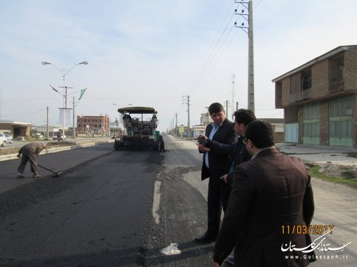 بازدید فرماندار گمیشان از اجرای آسفالت معابر سطح شهر گمیش تپه