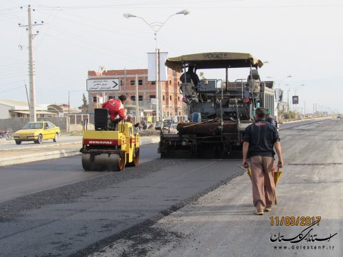 بازدید فرماندار گمیشان از اجرای آسفالت معابر سطح شهر گمیش تپه