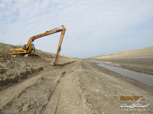 بازدید فرماندار گمیشان از کانال آبرسان و زهکش اصلی لاین 1 و 2سایت میگو