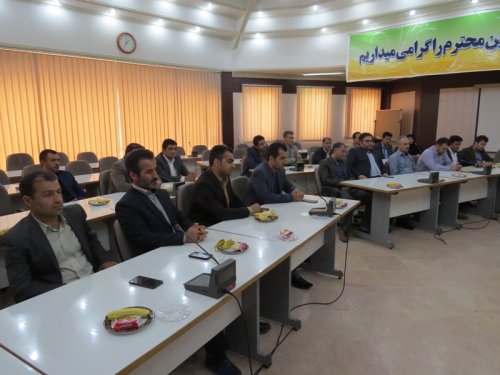 نشست صمیمی فرماندار با کارکنان فرمانداری و بخشداری های تابعه
