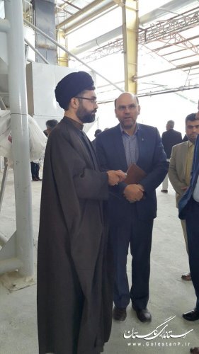 بازدید فرماندار و جمعی از مسئولین قضایی از کارخانه مکانیزه مواد معدنی در شهرک صنعتی