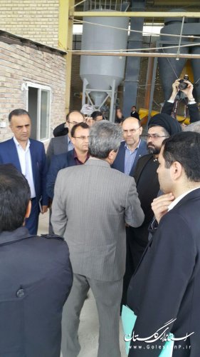 بازدید فرماندار و جمعی از مسئولین قضایی از کارخانه مکانیزه مواد معدنی در شهرک صنعتی