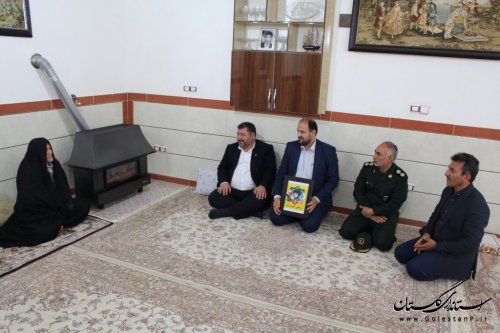 دیدار فرماندار آزادشهر با خانواده شهدا و جانبازان کارگری