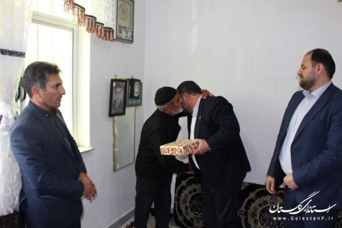 دیدار فرماندار آزادشهر با خانواده شهدا و جانبازان کارگری