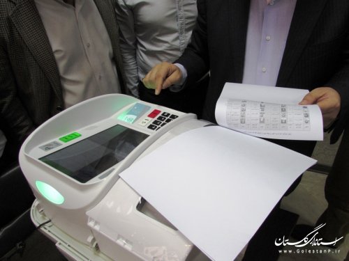 رونمایی از دستگاه اخذ رأی الکترونیک در جلسه ستاد انتخابات استان