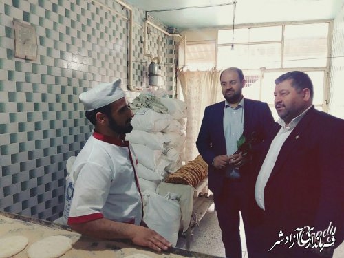 تجلیل از کارگران نانوایی های سطح شهرستان آزادشهر توسط فرماندار