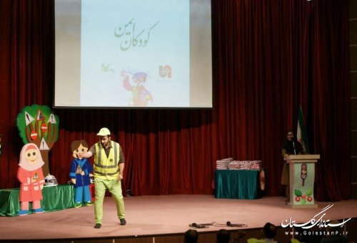 در آيين اختتاميه نمايش سيار از برگزيدگان طرح كودكان ايمن تجليل شد