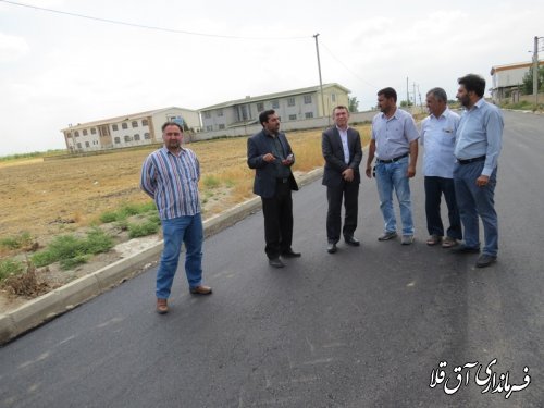 بازدید میدانی فرماندار شهرستان آق قلا از عملیات آسفالت خیابان و معابر روستای عطا آباد
