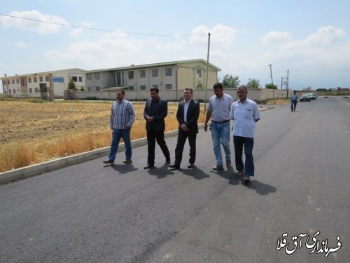 بازدید میدانی فرماندار شهرستان آق قلا از عملیات آسفالت خیابان و معابر روستای عطا آباد