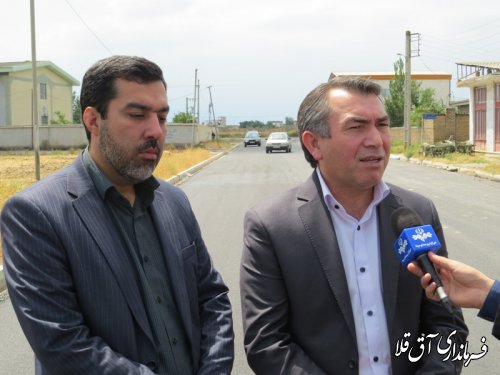 بازدید میدانی فرماندار شهرستان آق قلا از عملیات آسفالت خیابان و معابر روستای عطا آباد