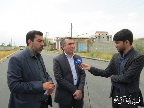بازدید میدانی فرماندار شهرستان آق قلا از عملیات آسفالت خیابان و معابر روستای عطا آباد