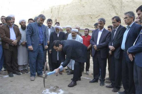آب نمای روستای کال شور به کرند با اعتبار 2 میلیارد ریال کلنگ زنی شد