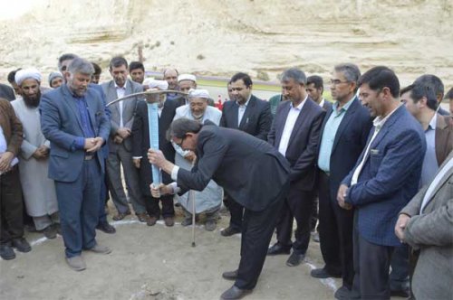 آب نمای روستای کال شور به کرند با اعتبار 2 میلیارد ریال کلنگ زنی شد