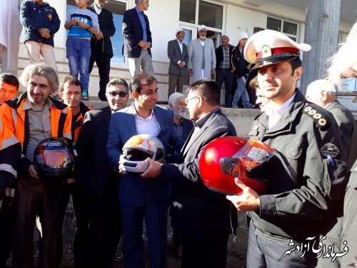 اهدای کلاه ایمنی به موتورسواران روستای قزلجه آق امام