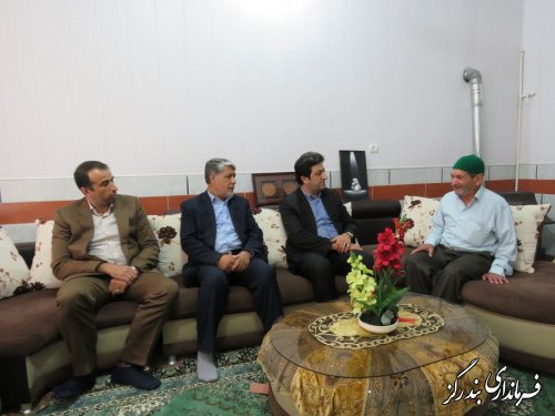 فرماندار بندرگز با یکی از مددجویان بهزیستی در شهر بندرگز دیدار کرد
