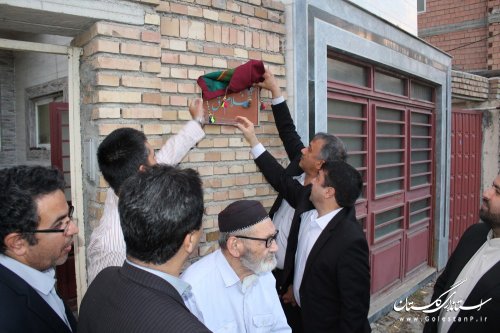 نصب پلاك ماندگار بر سر درب منزل استاد غلام آق هنرمند پیشکسوت صنایع دستی در شهرستان گنبدکاووس