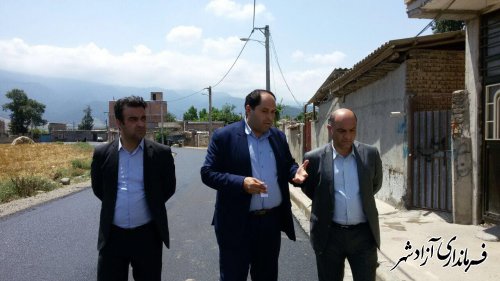 بازدید فرماندار آزادشهر  از محل اجرای آسفالت طرح شهید شوشتری روستای ازدارتپه
