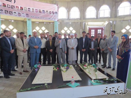 مزار شهداء گمنام شهر آق قلا با حضور مسئولین،غبارروبی و عطرافشانی شد