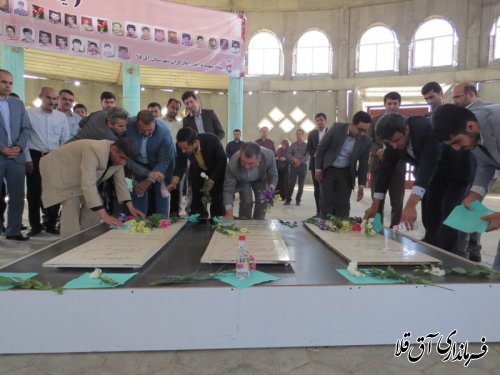 مزار شهداء گمنام شهر آق قلا با حضور مسئولین،غبارروبی و عطرافشانی شد