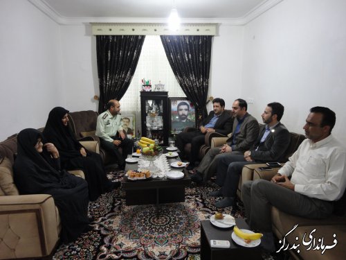 فرماندار بندرگز با خانواده شهید جهان آرا در بندرگز دیدار کرد