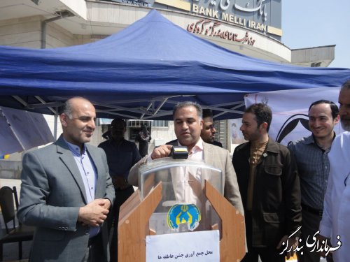 فرماندار بندرگز مبلغی را در جشن عاطفه ها به دانش آموزان نیازمند اهدا کرد کرد