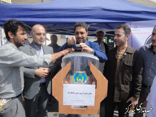 فرماندار بندرگز مبلغی را در جشن عاطفه ها به دانش آموزان نیازمند اهدا کرد کرد