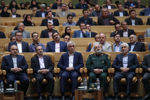 امروز جنگ، جنگ اقتصادی و تبلیغاتی است و دولت در صف مقدم این جنگ است/ بهترین الگو برای دولتمردان، شهیدان رجایی و باهنر هستند