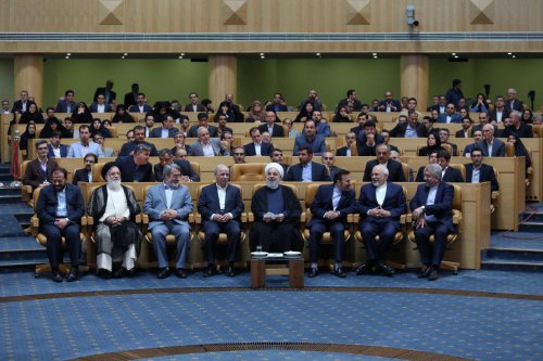 امروز جنگ، جنگ اقتصادی و تبلیغاتی است و دولت در صف مقدم این جنگ است/ بهترین الگو برای دولتمردان، شهیدان رجایی و باهنر هستند