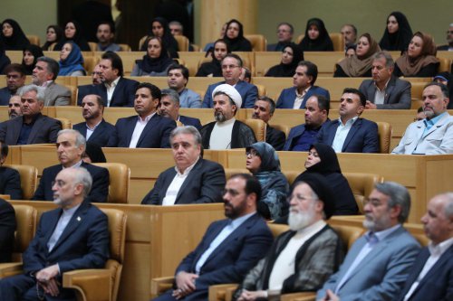 امروز جنگ، جنگ اقتصادی و تبلیغاتی است و دولت در صف مقدم این جنگ است/ بهترین الگو برای دولتمردان، شهیدان رجایی و باهنر هستند