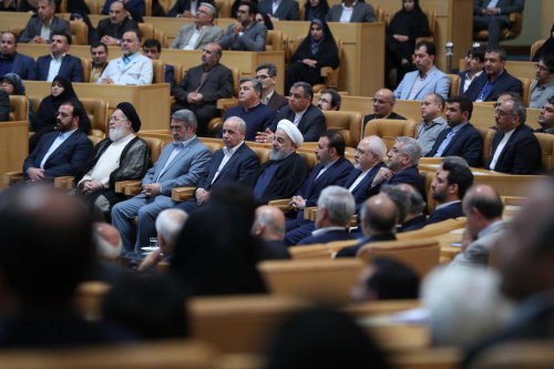 امروز جنگ، جنگ اقتصادی و تبلیغاتی است و دولت در صف مقدم این جنگ است/ بهترین الگو برای دولتمردان، شهیدان رجایی و باهنر هستند
