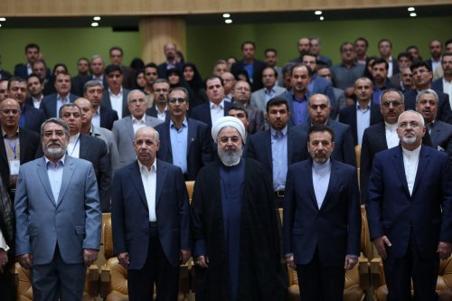 امروز جنگ، جنگ اقتصادی و تبلیغاتی است و دولت در صف مقدم این جنگ است/ بهترین الگو برای دولتمردان، شهیدان رجایی و باهنر هستند