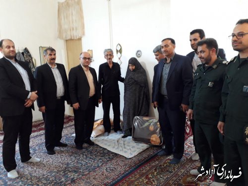 دیدار فرماندار شهرستان آزادشهر با خانواده شهیدان منصور رجنی و حسن احمدی نژاد