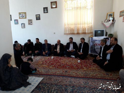 دیدار فرماندار شهرستان آزادشهر با خانواده شهیدان منصور رجنی و حسن احمدی نژاد