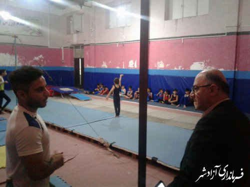 بازدید فرماندار شهرستان آزادشهر از سالن ورزشی و گفتگو با ورزشکاران